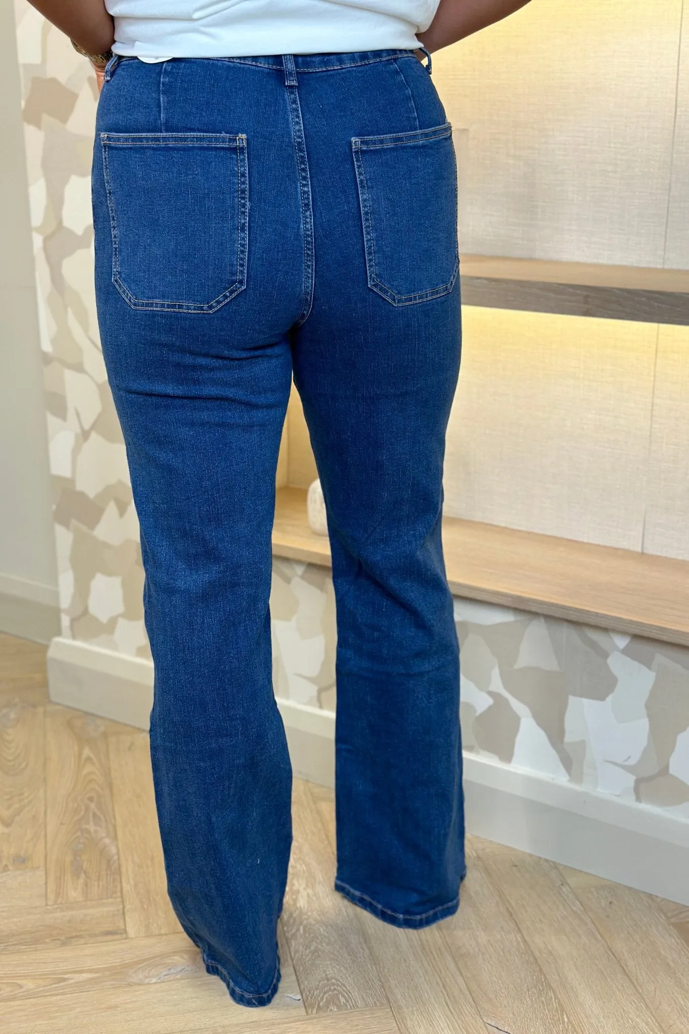 Cindy Curve Flared Jeans In Mid Wash